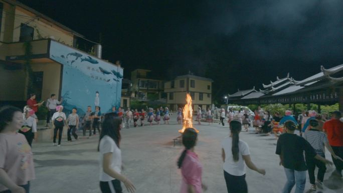 民族节日云南屏边火把节苗族围绕火堆舞蹈