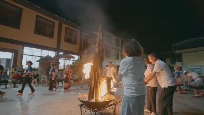 民族节日屏边苗族彝族火把节游客点火仪式