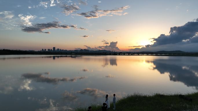 浙江绍兴诸暨高湖湿地绍诸高速公路夕阳湖面