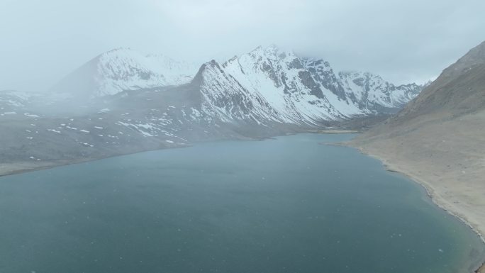 航拍西藏日喀则定结宗措湖和阿玛直米雪山