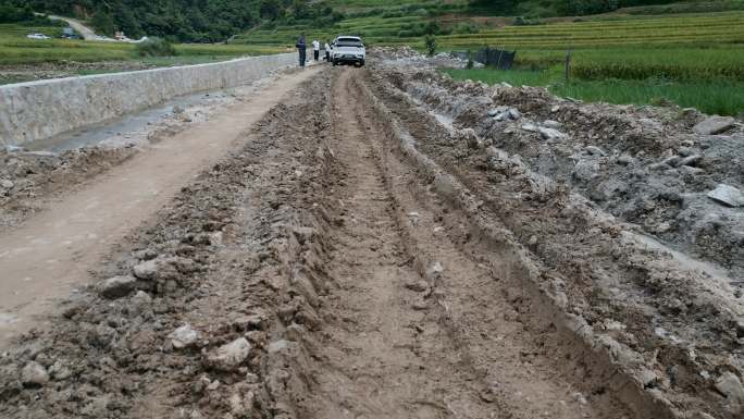 乡村振兴农村道路硬化泥泞道路