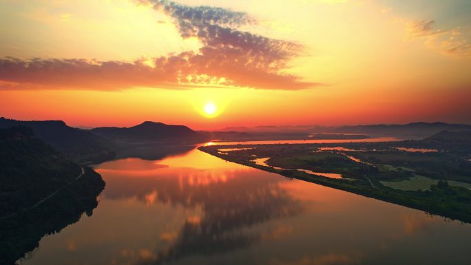 四川盆地日出山河流域自然景色