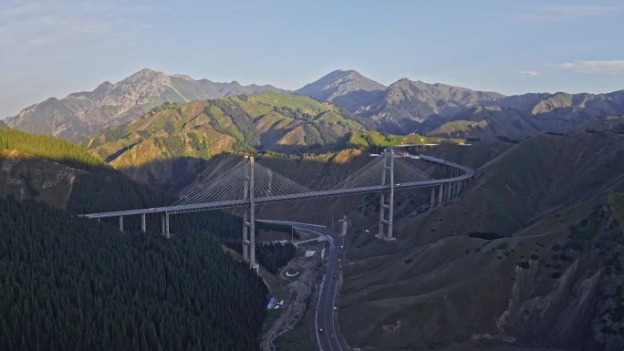 日落时的新疆果子沟大桥