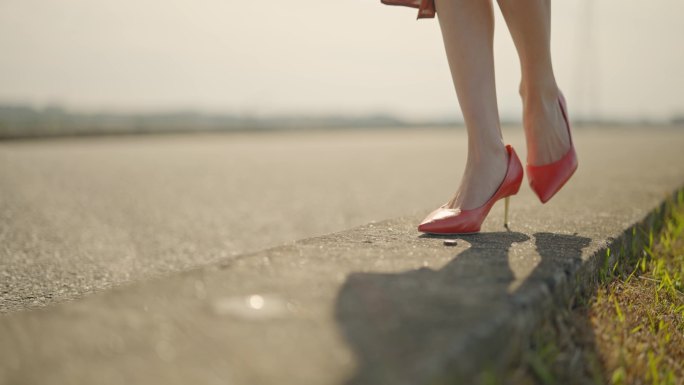 特写女鞋行走高跟女子脚步走路光脚穿鞋