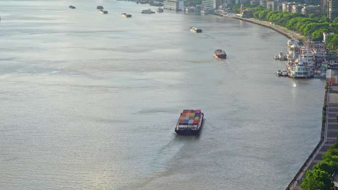 中国上海黄浦江上行驶的船只