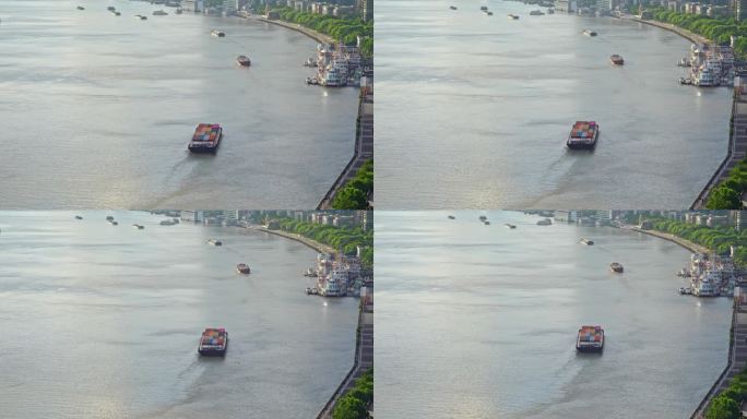 中国上海黄浦江上行驶的船只