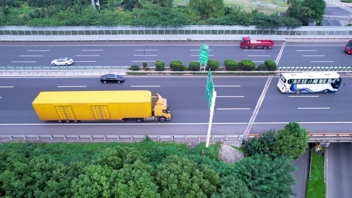 黄色箱货车辆行驶在高速侧面航拍