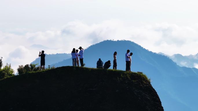 登山  登顶 山顶眺望远方