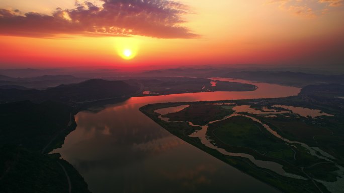 天际线江河日出航拍四川盆地