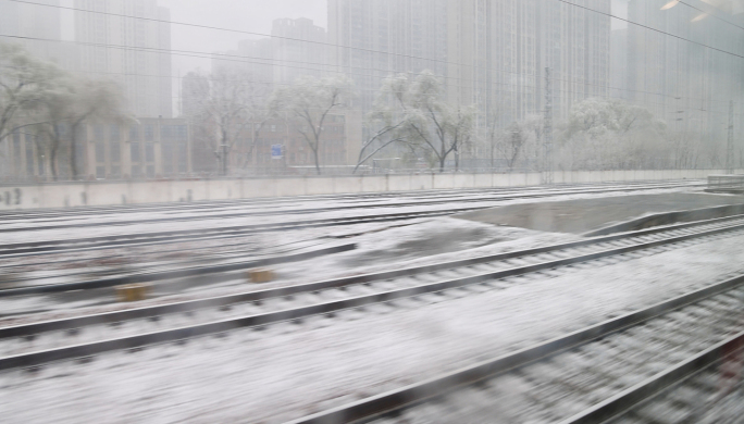 4K实拍 车窗旅途风景 窗外雪景 轨道