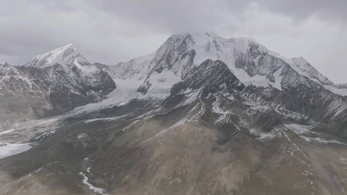 航拍西藏拉萨琼穆岗嘎雪山风景