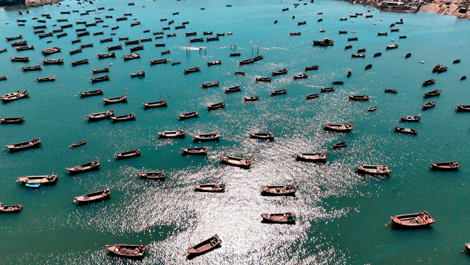 海洋养殖区休渔期停靠港口岸边渔船航拍
