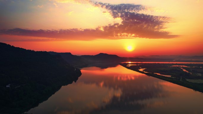 山河日出天际线长河落日