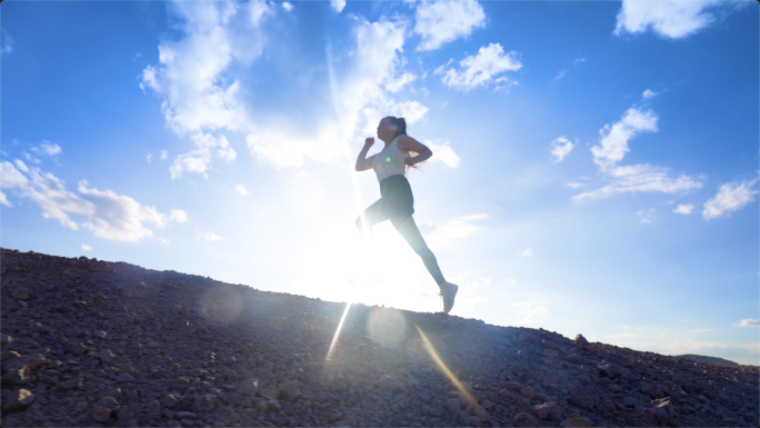女孩跑步运动户外阳光奔跑自由逆光前进拼搏