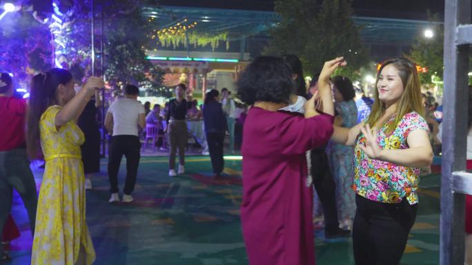 新疆维族聚会，自发跳舞