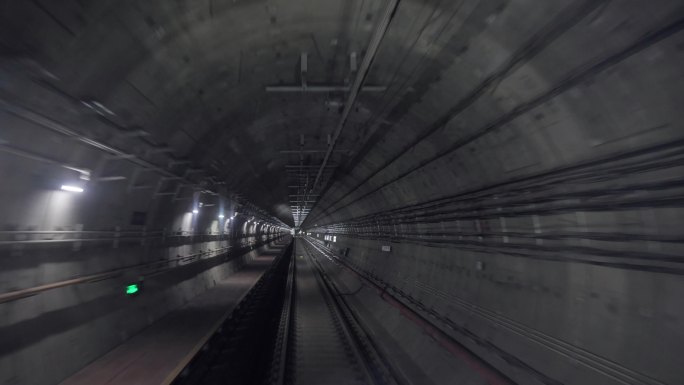 地铁在隧道中穿行