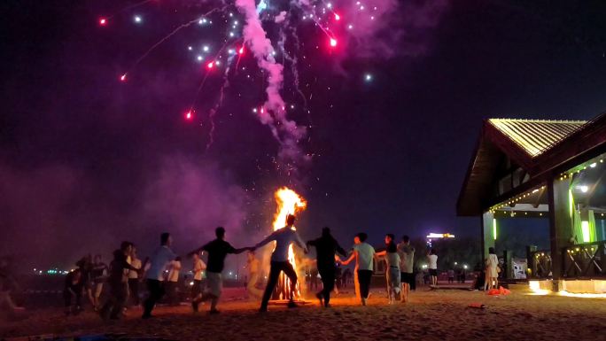 海边夜晚沙滩游人与篝火烟花活动 4K