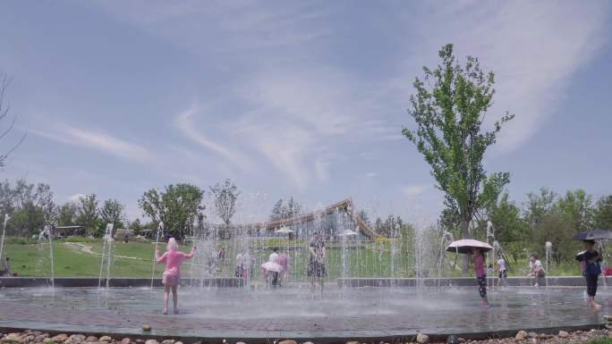 孩子玩水玩喷泉