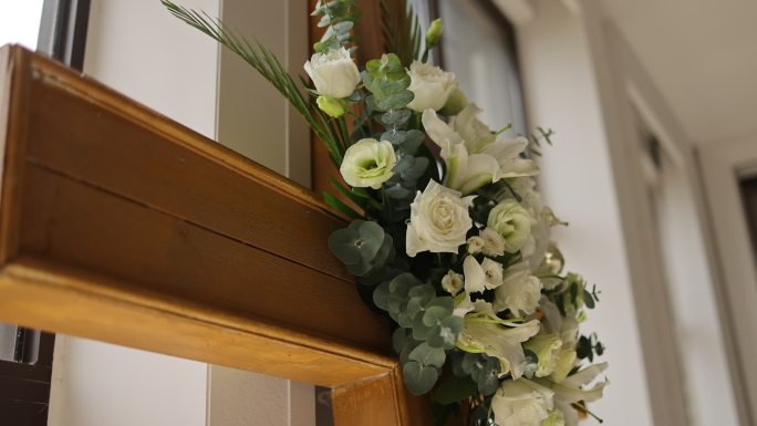 结婚婚礼大厅木头十字架白色花朵背景装饰