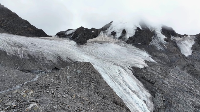 航拍四川甘孜上城子贡嘎山卫峰乌库楚雪山