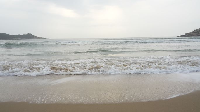 浪拍向沙滩上