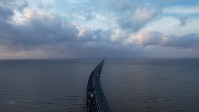 上海南海大桥蓝调日出海滨滴水湖多云日出