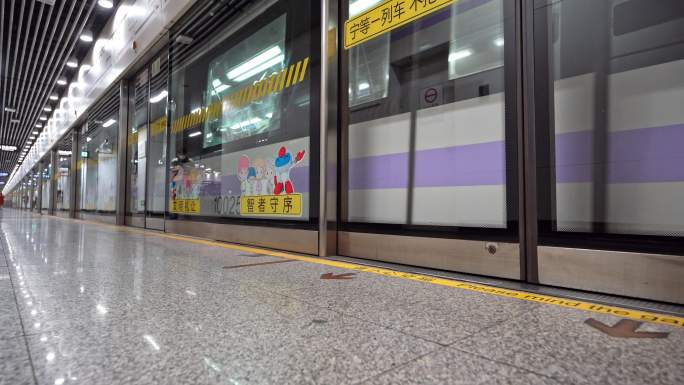 中国上海地铁站内列车行驶