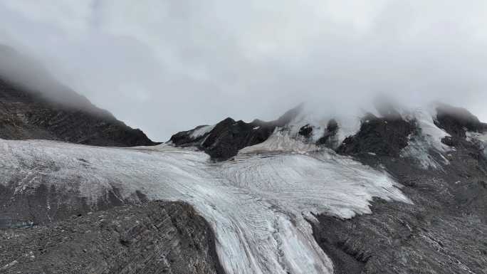 航拍四川甘孜上城子贡嘎山卫峰乌库楚雪山