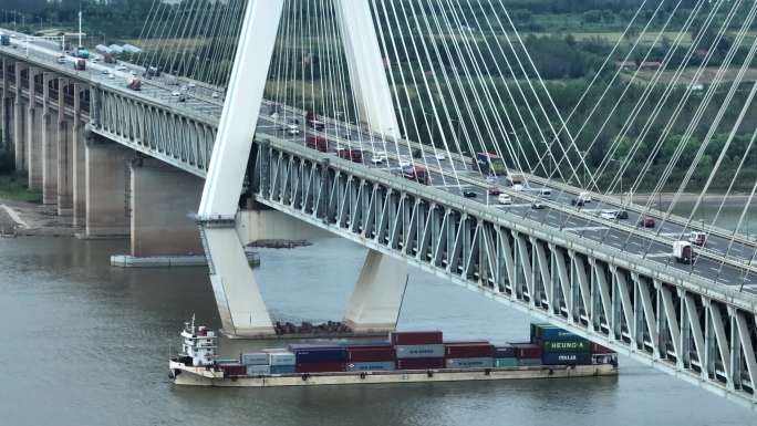 航拍长江货轮穿过大桥视频素材