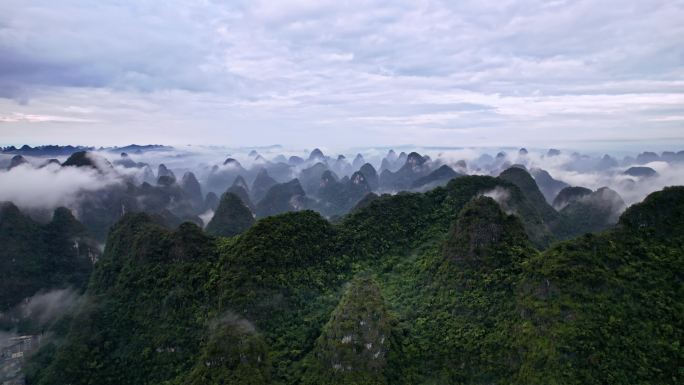 山峦叠嶂 云雾仙气 清晨 桂林阳朔山水