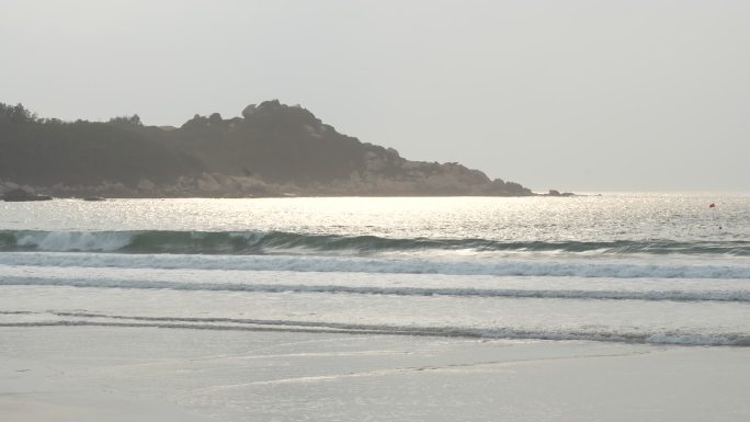 金色的阳光照在海面上