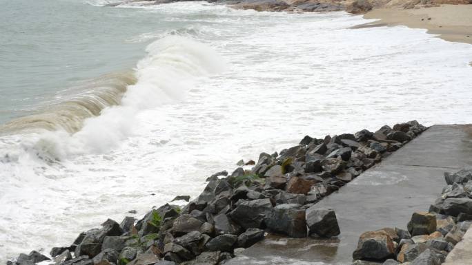 汹涌的海浪不断拍打着岸边的礁石