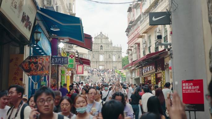 澳门穿越商业街到大三巴