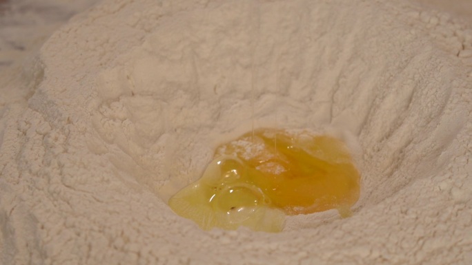 鸡蛋打在面粉上做饼过程  做麻花过程