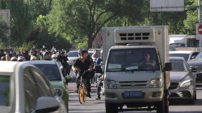 城市早高峰车流骑行人流上班早晨城市生活