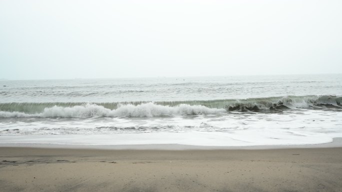 海浪拍打沙滩升格慢动作