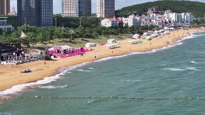 航拍威海国际海水浴场秋季的沙滩海浪