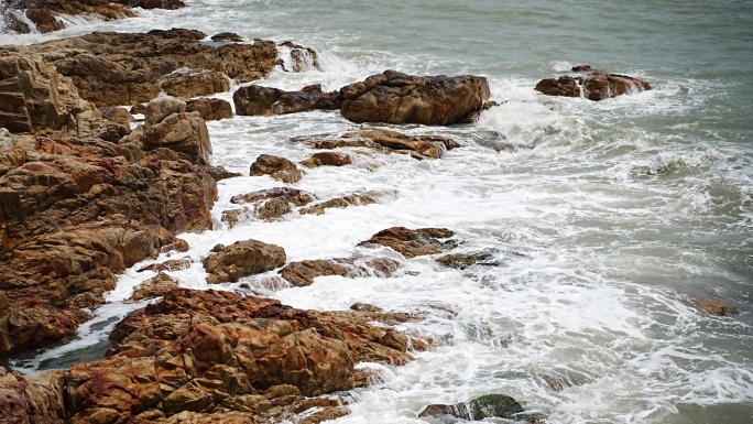 海浪拍打着岸边礁石