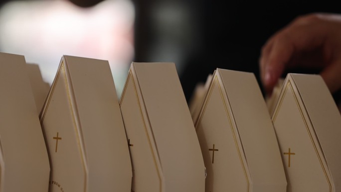 婚礼伴手礼盒房子形状十字架整齐摆列包装盒