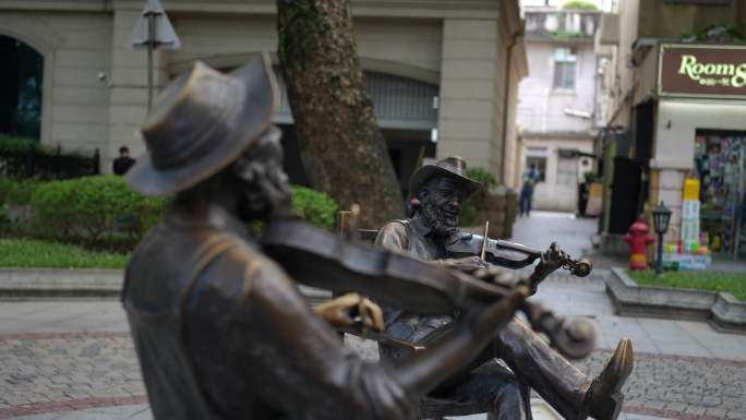 8K实拍，羊城广州沙面广场上拉小提琴雕塑