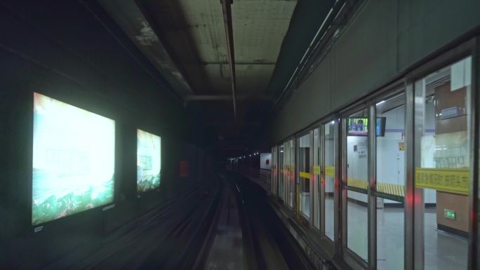 中国上海地铁隧道内行驶