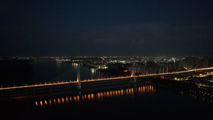 武汉天兴洲长江大桥和远处云层里的打雷闪电