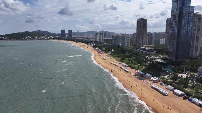 航拍威海国际海水浴场秋季的沙滩海浪