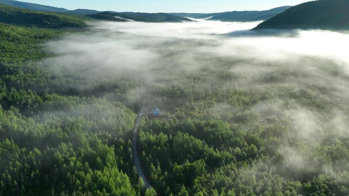 航拍森林公路小屋云雾迷漫