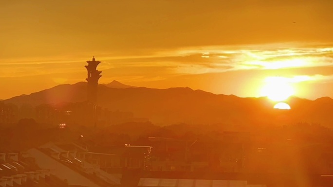 金色夕阳中的北京奥林匹克塔