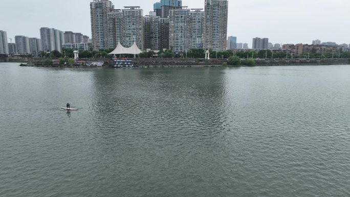 航拍襄阳汉江河流划桨板水上运动技巧训练