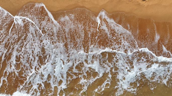 航拍威海国际海水浴场秋季的沙滩海浪