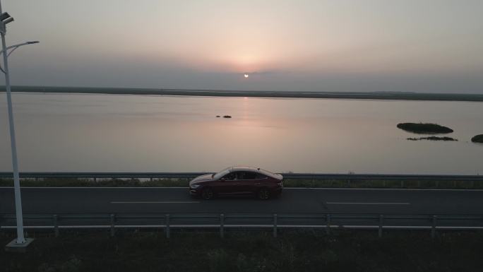 迎着日落驰骋在鄱阳湖的路上