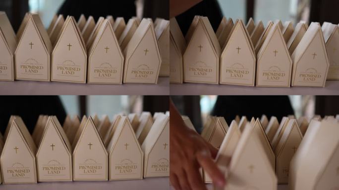 婚礼伴手礼盒房子形状十字架整齐摆列包装盒