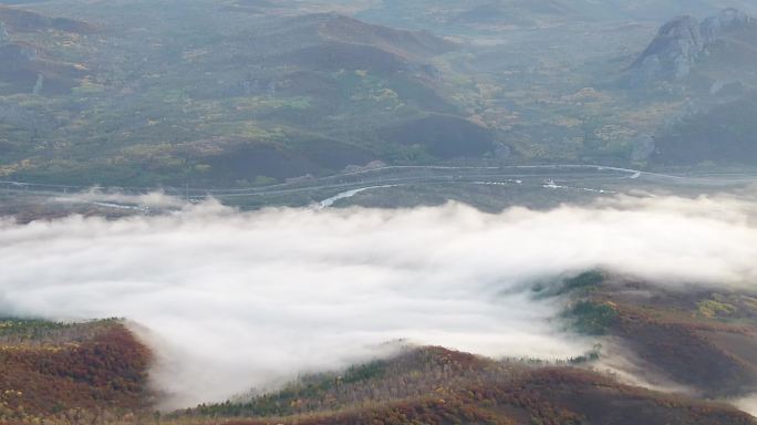 航拍 秋色晨雾掩映下的奇峰秀石喇嘛山